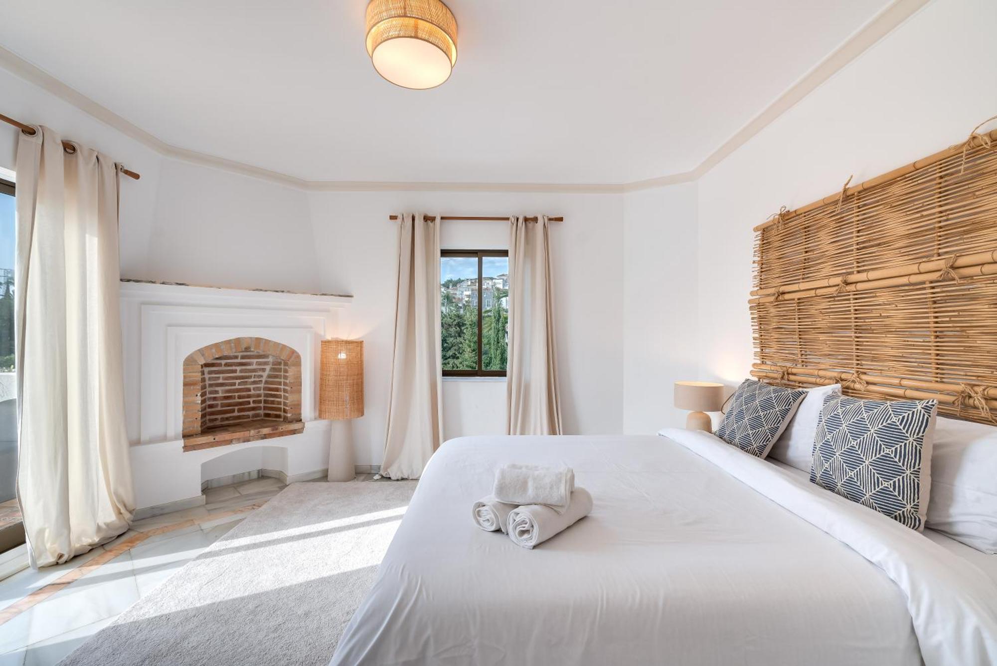 Peaceful 4 Bdrm Andalusian W Sea Views Apartamento