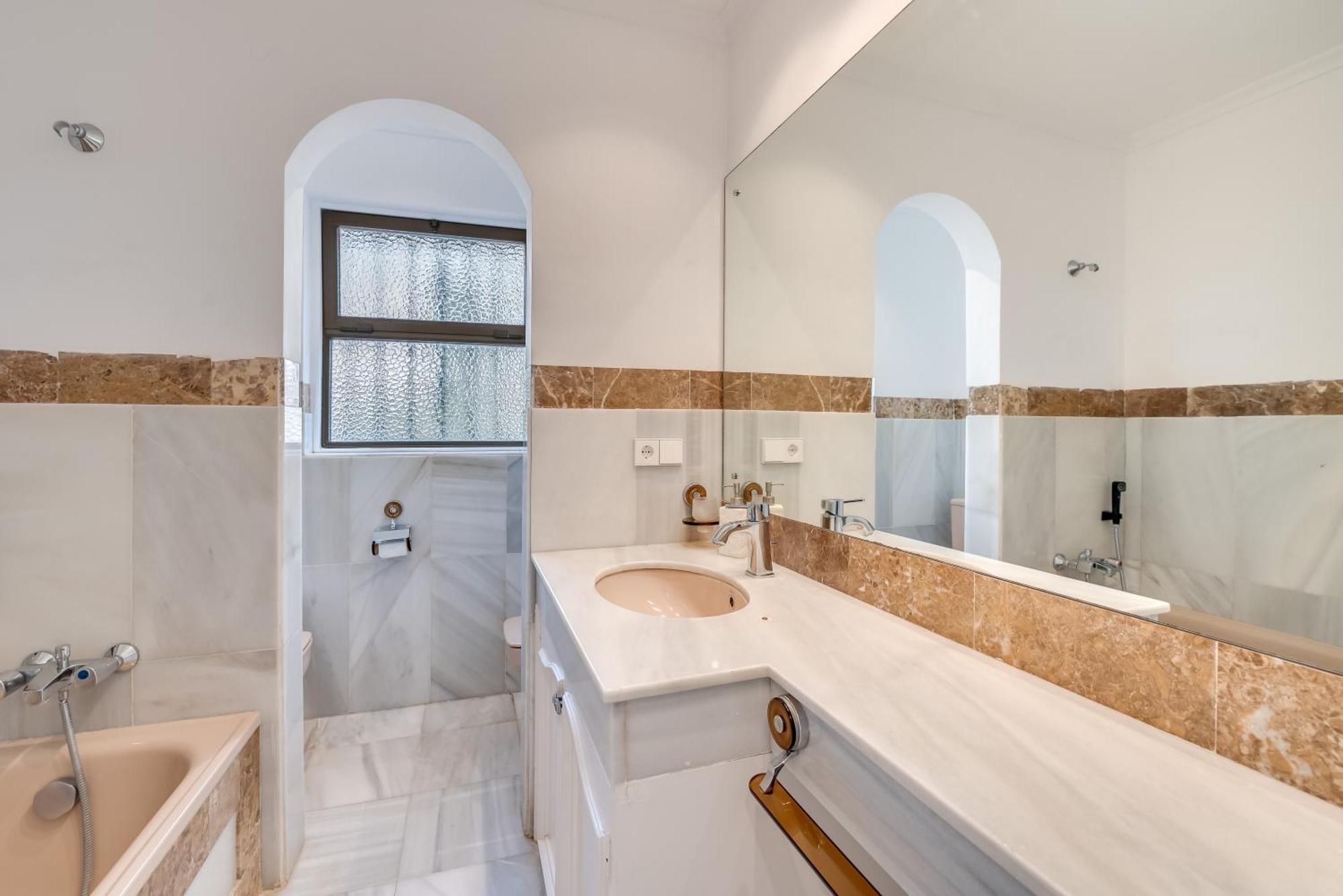 Peaceful 4 Bdrm Andalusian W Sea Views *