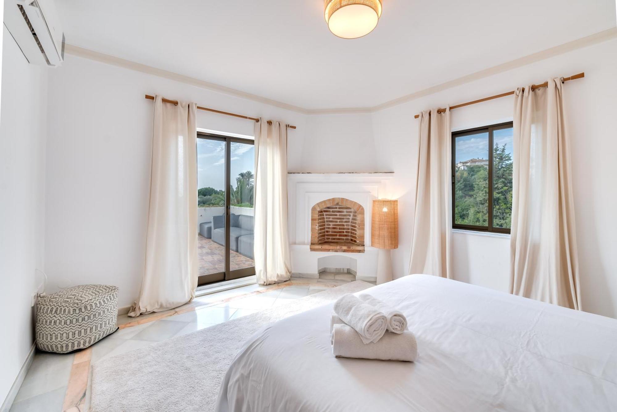 Peaceful 4 Bdrm Andalusian W Sea Views