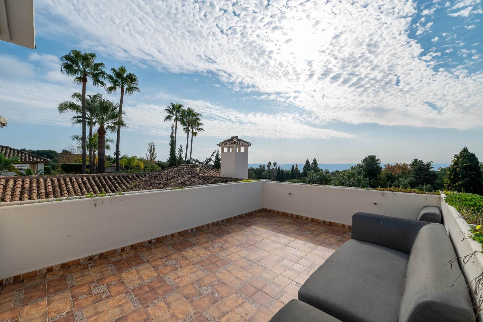 Peaceful 4 Bdrm Andalusian W Sea Views Apartamento Marbella