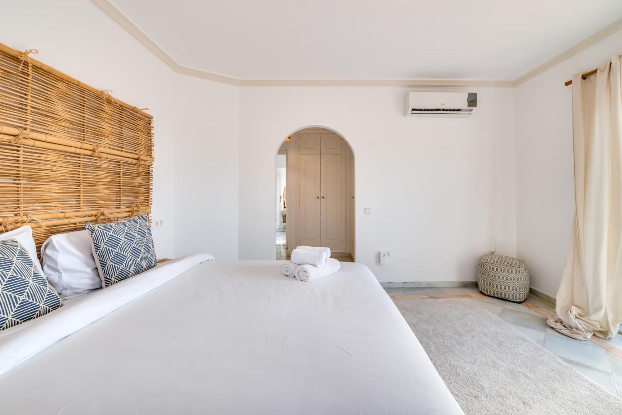 Peaceful 4 Bdrm Andalusian W Sea Views Apartment Marbella