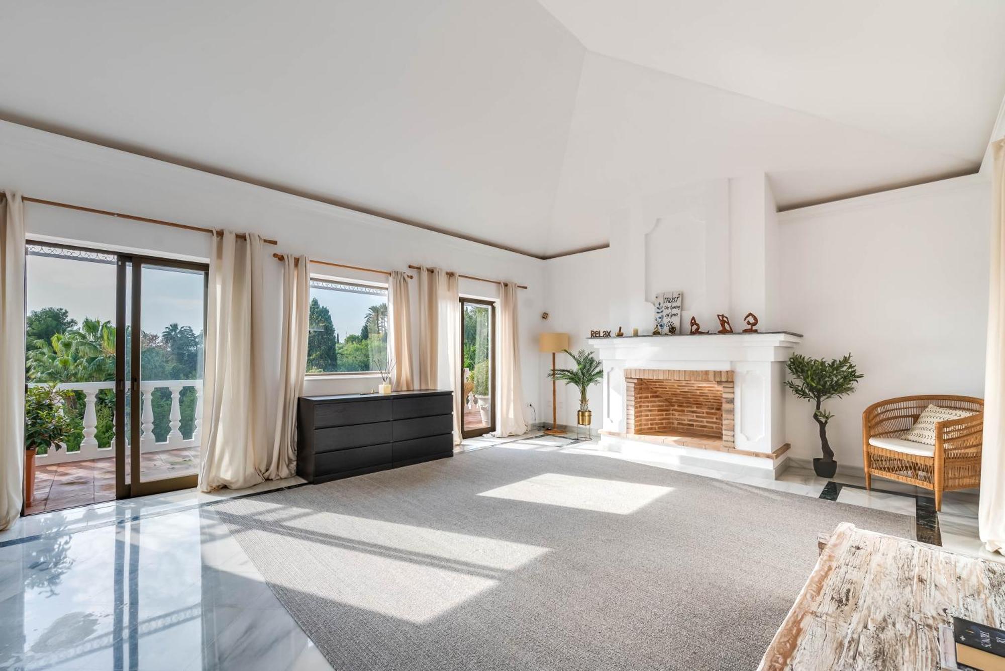 Peaceful 4 Bdrm Andalusian W Sea Views *